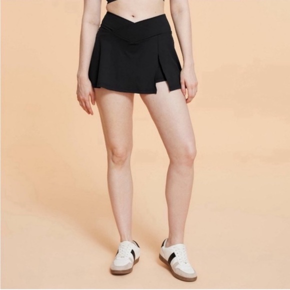 🩰 Blogilates Crisscross Slit Skort (Jet Black) - Picture 2 of 4